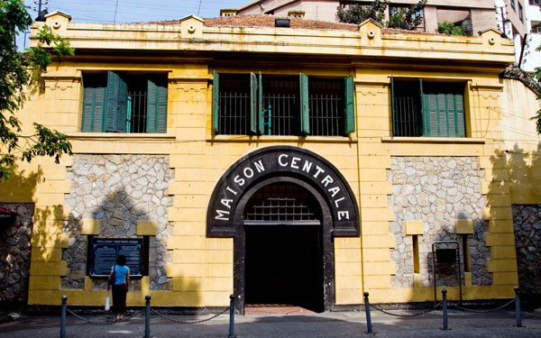 Tham quan nhà tù Hỏa Lò - Khu di tích lịch sử giữa lòng thủ đô